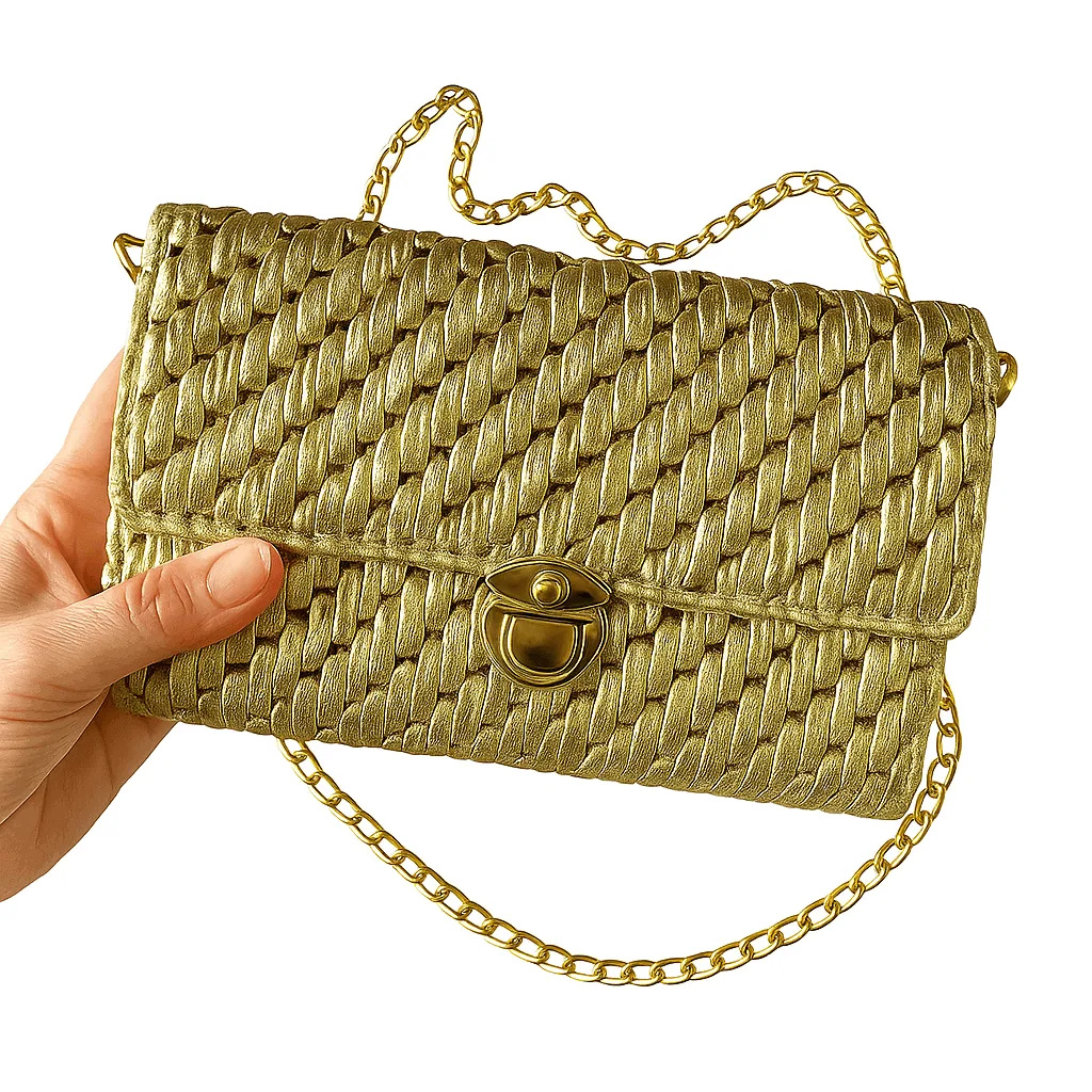 Kit de manualidades modernas y relajantes. 5 Bolso Cloe dorado hecho con el kit de manualidades CreatuKit