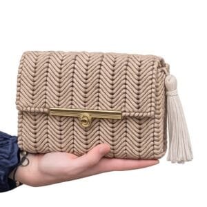 Cómo vender bolsos hechos a mano: guía para empezar 1 vender bolsos hechos a mano.Clutch de malla plástica modelo Cris - CreatuKit